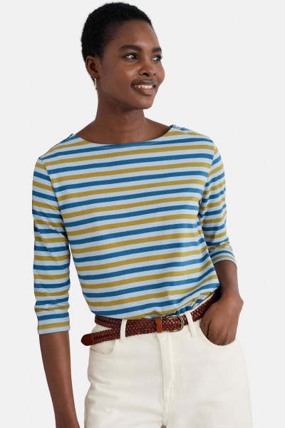 Frau trägt Streifenshirt Blau Gelb Gestreift Sailor Top von Seasalt Cornwall