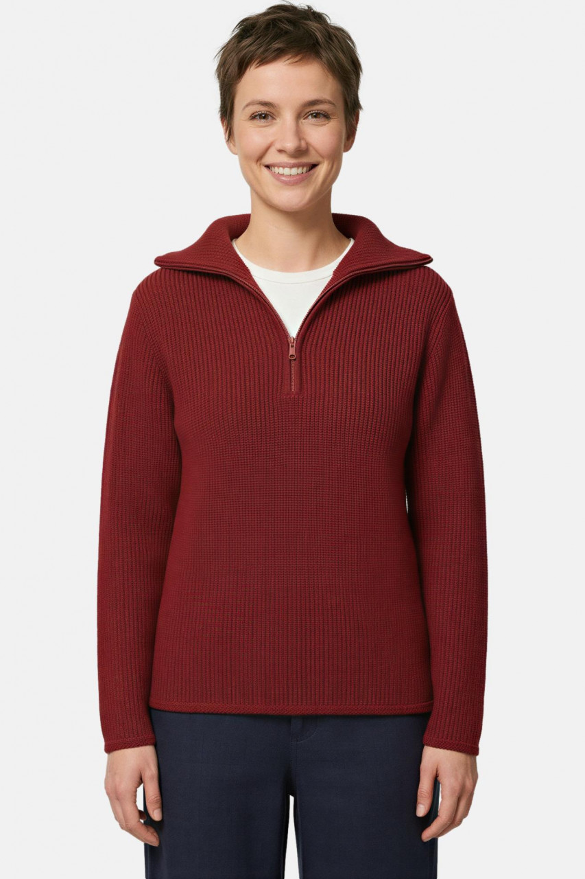 Model trägt Troyer Bordeaux Rot Wolle von Hanseheld