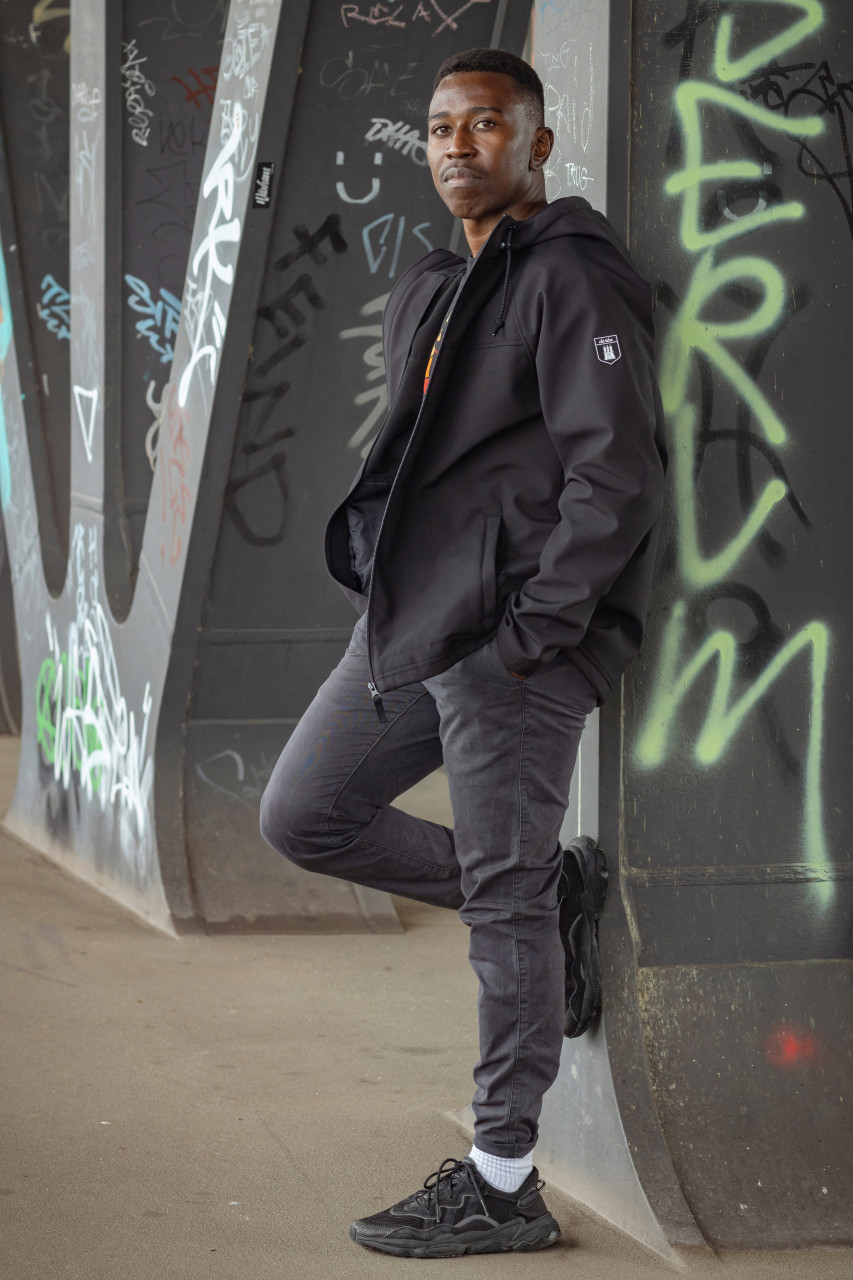 Herren Softshell Jacke - Model-FotoStimmungsbild draussen - Seitenansicht