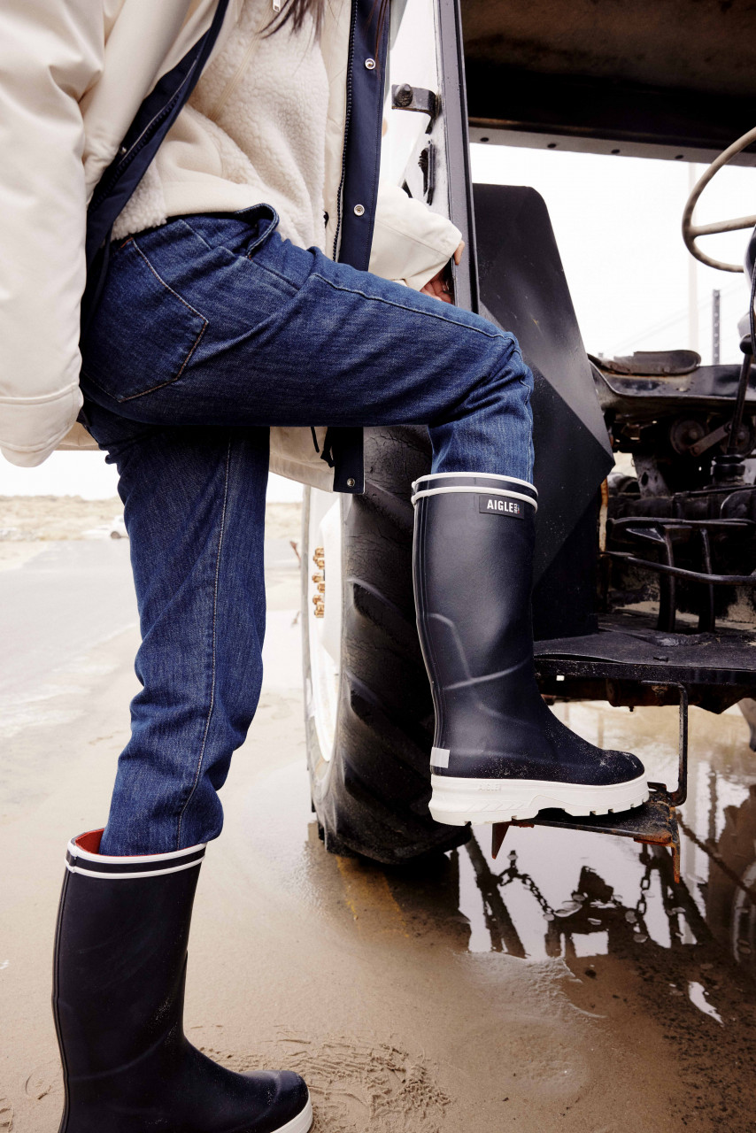 Detailansicht von einem Gummistiefel Blau Navira der Marke Aigle