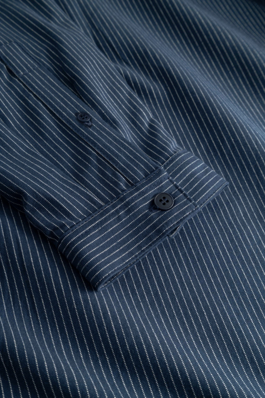 Detailansicht von einem blau schmal gestreiften Fischerhemd