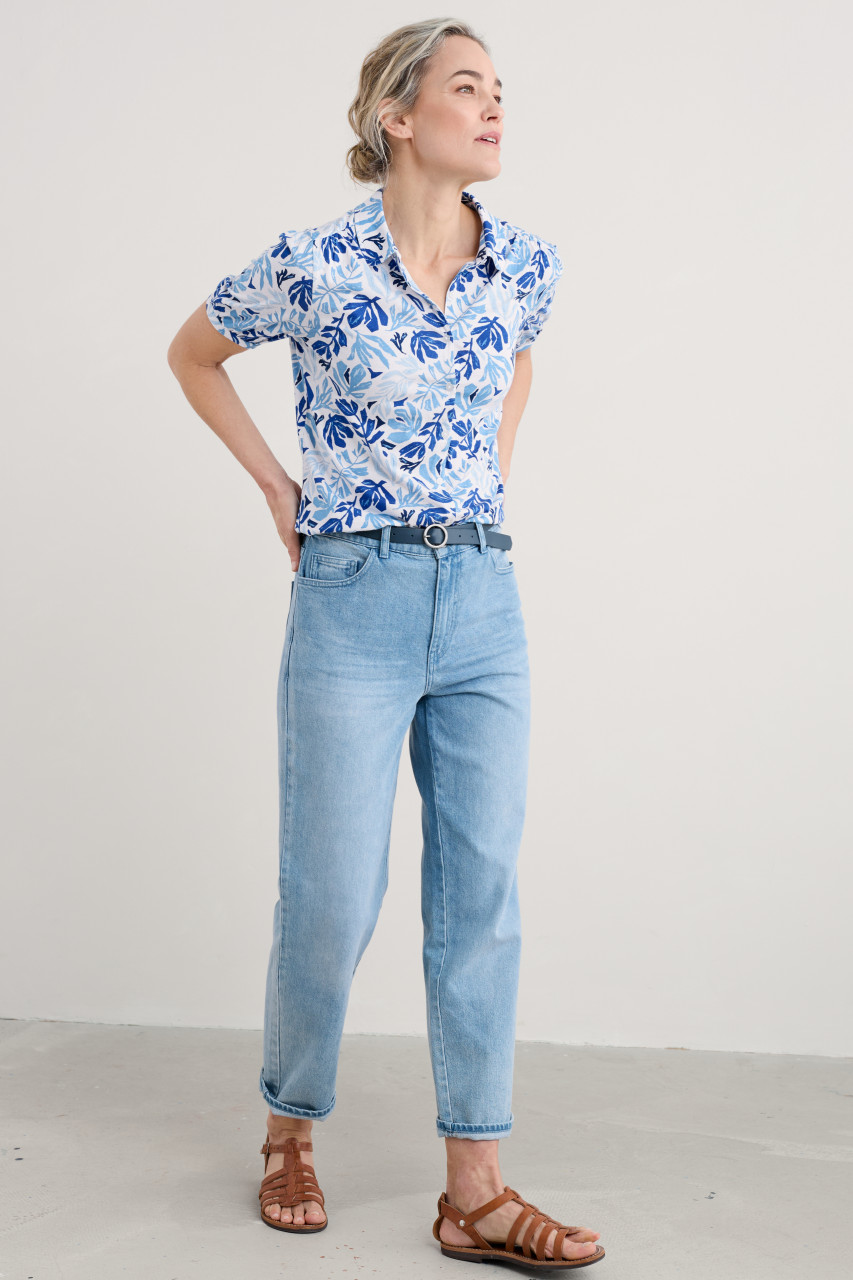 Frau trägt blaue Bluse