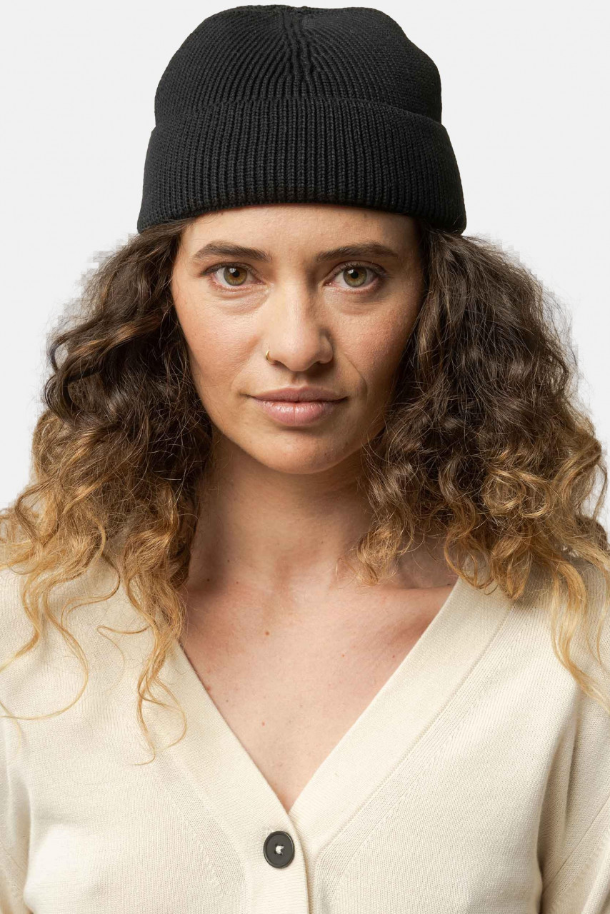 Weibliches Model trägt Strickmütze schwarz