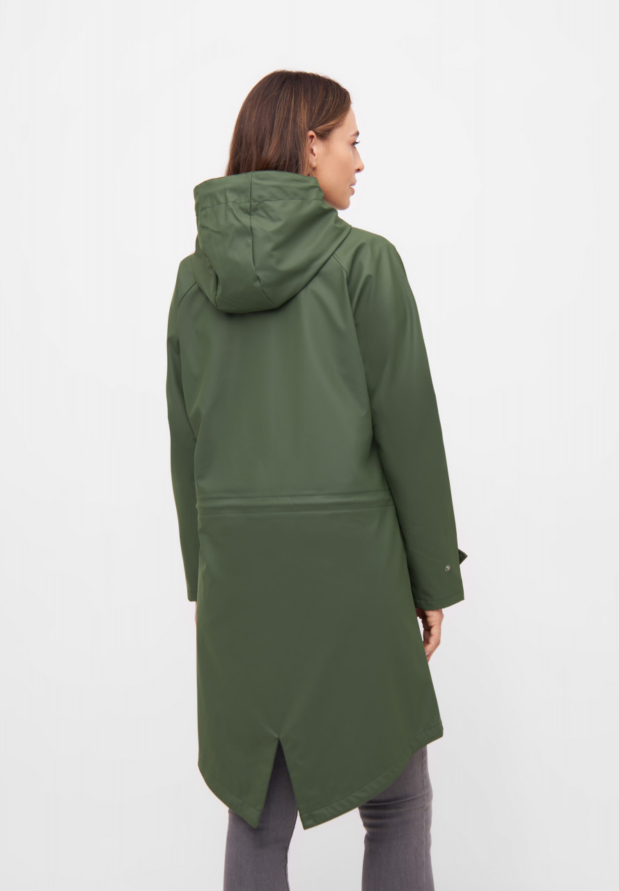 Model trägt eine Regenjacke - Rückseite