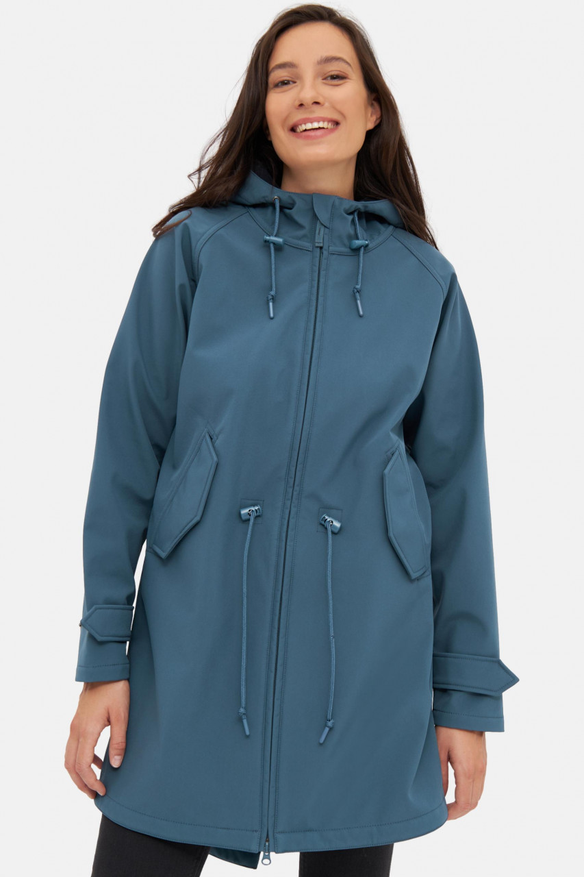 Model trägt Softshelljacke Blau Island Friese von derbe