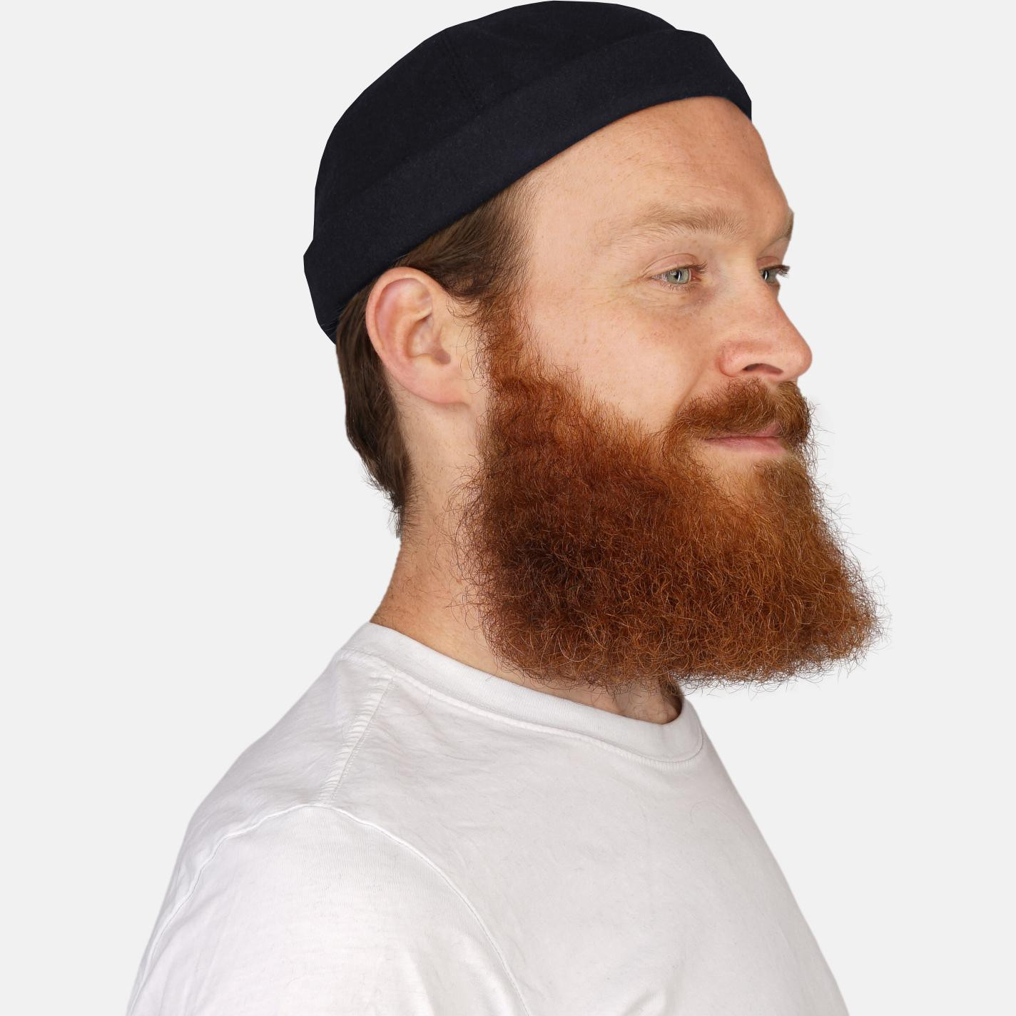 Model trägt Docker Cap Marine-Blau Wolle von Hanseheld - Seitlich