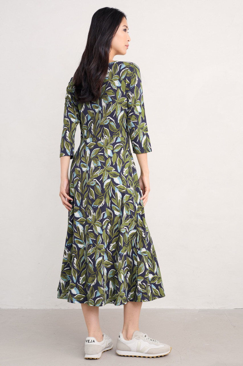 Weibliches Model trägt ein blaues Kleid Damen von Seasalt Cornwall - Rückseite