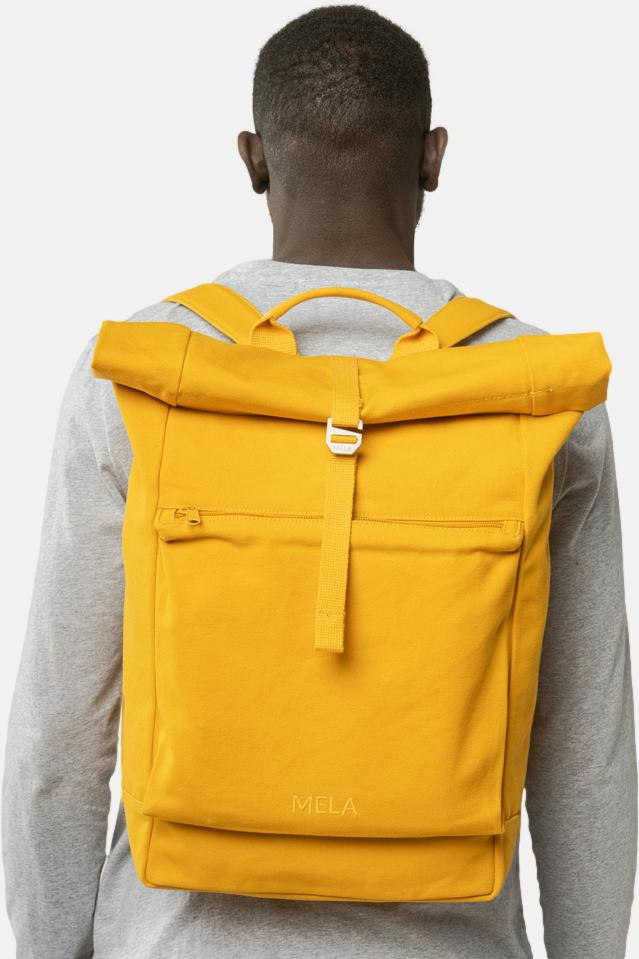 Männliches Model trägt einen Rucksack - Rückseite