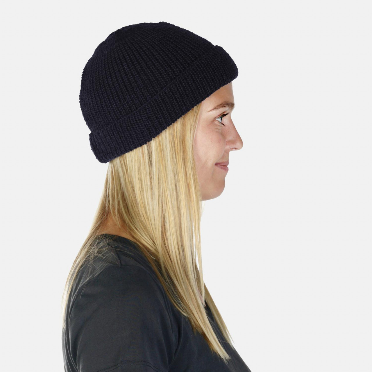 Model trägt eine Strickmütze