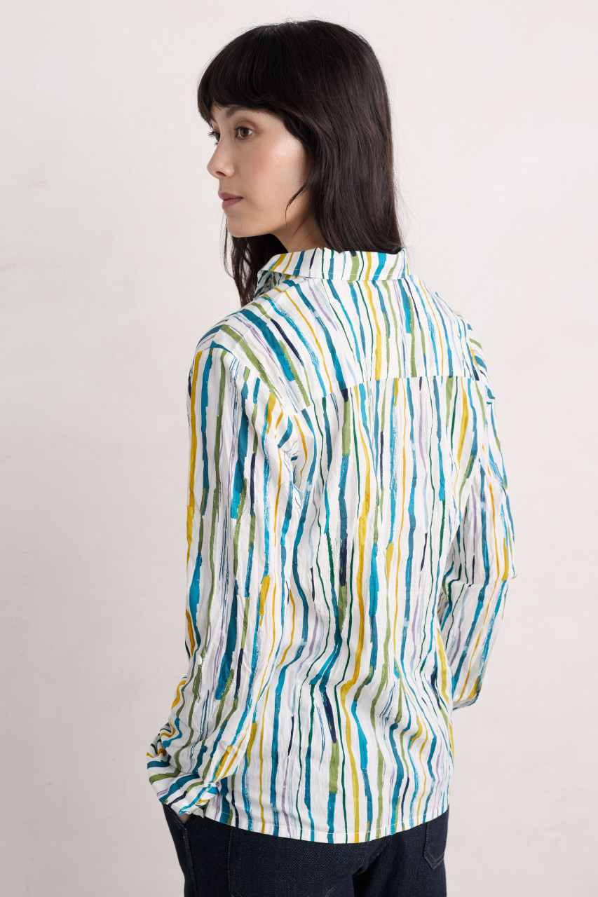 Weibliches Model trägt eine blaue Bluse Damen von Seasalt Cornwall  - Rückseite