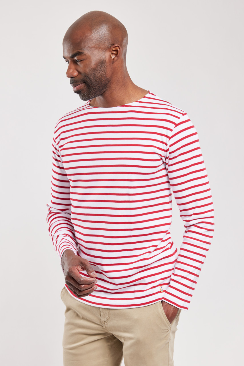 Model trägt ein Streifenshirt