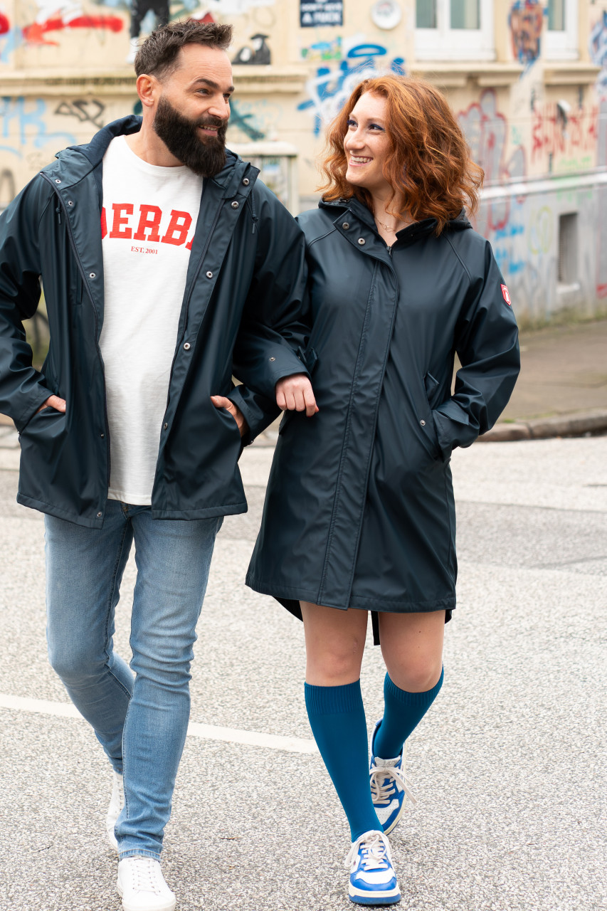 Damen Regenjacke - Model-Foto Stimmungsbild draussen