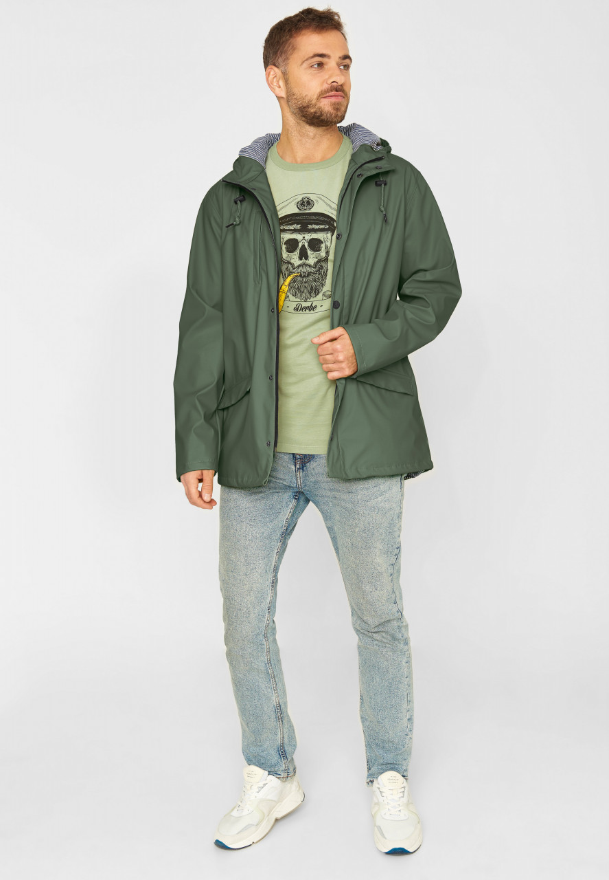 Model trägt eine Regenjacke oliv grün von derbe