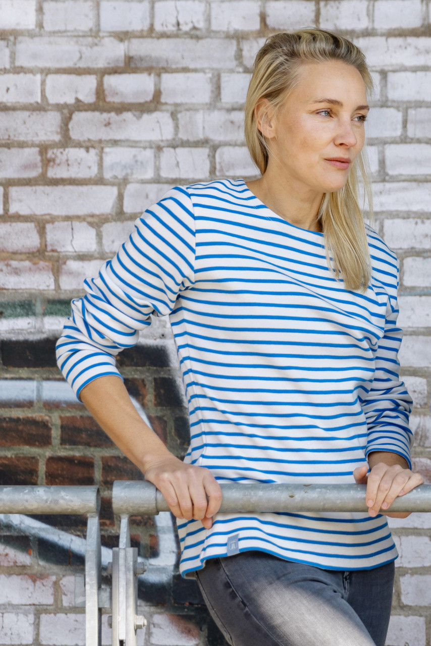 Frau trägt ein Streifenshirt weiß blau gestreift von derbe Outdoor Mood-Bild - Seite