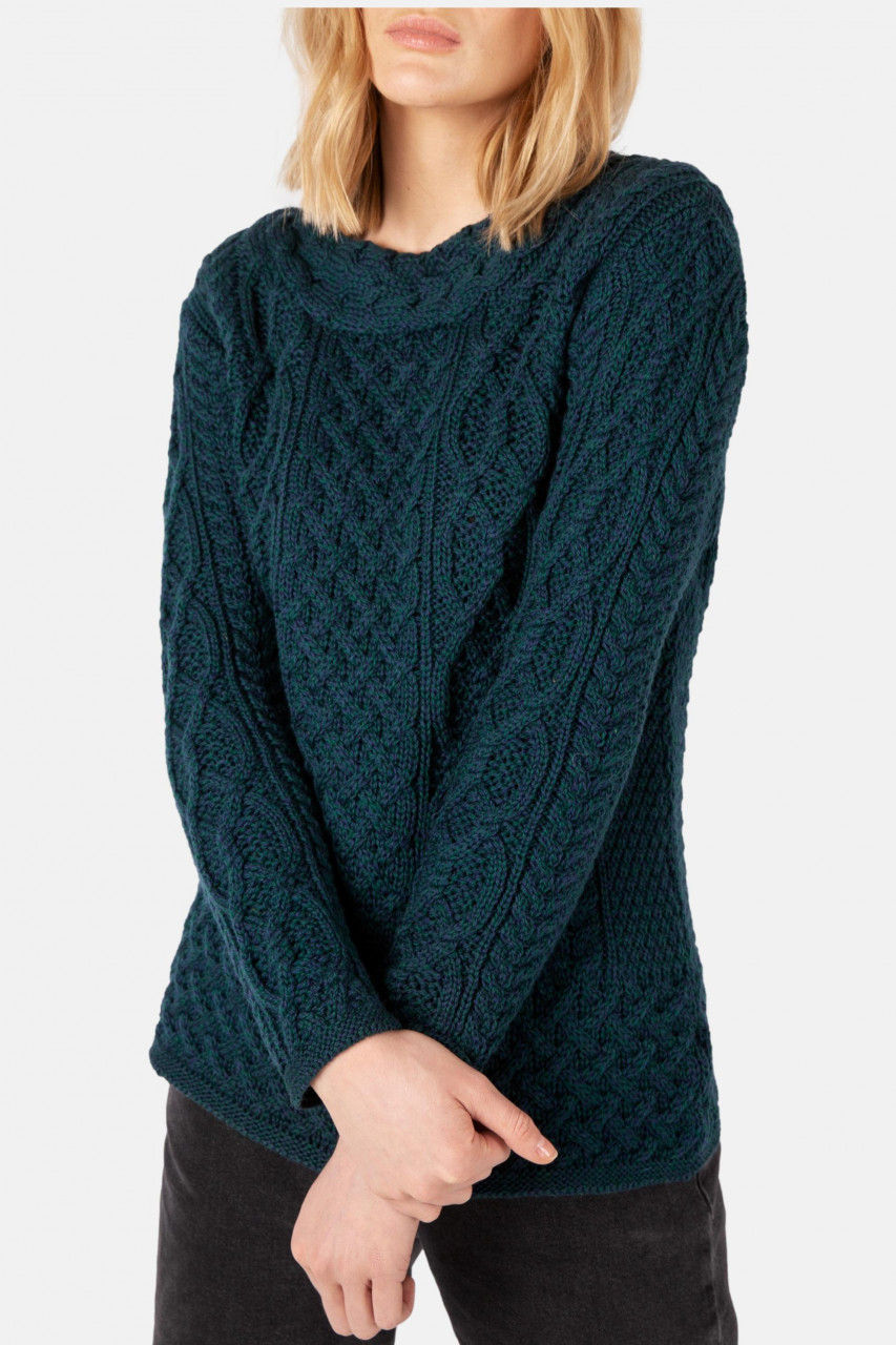Aran Pullover Blau Spindle von IrelandsEye - Weibliches Model