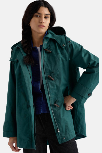 Weibliches Model trägt Regenjacke Grün Sea Drift von Seasalt Cornwall
